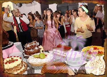 Imagen de gran mesa dulce e invitados reunidos